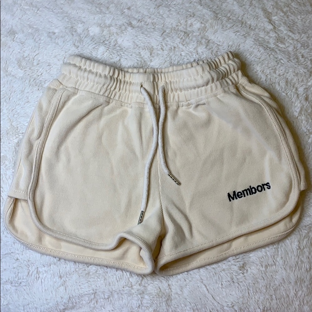 Creme trendy shorts